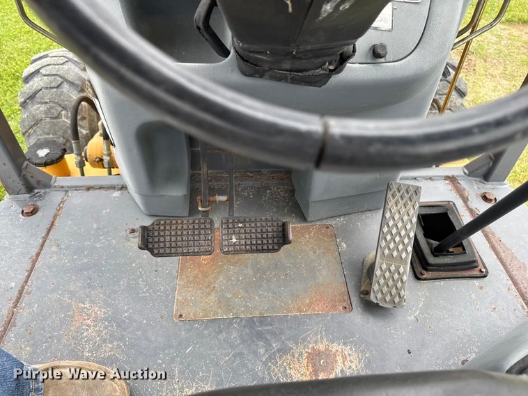 image for item FB5741 1999 New Holland 555E backhoe