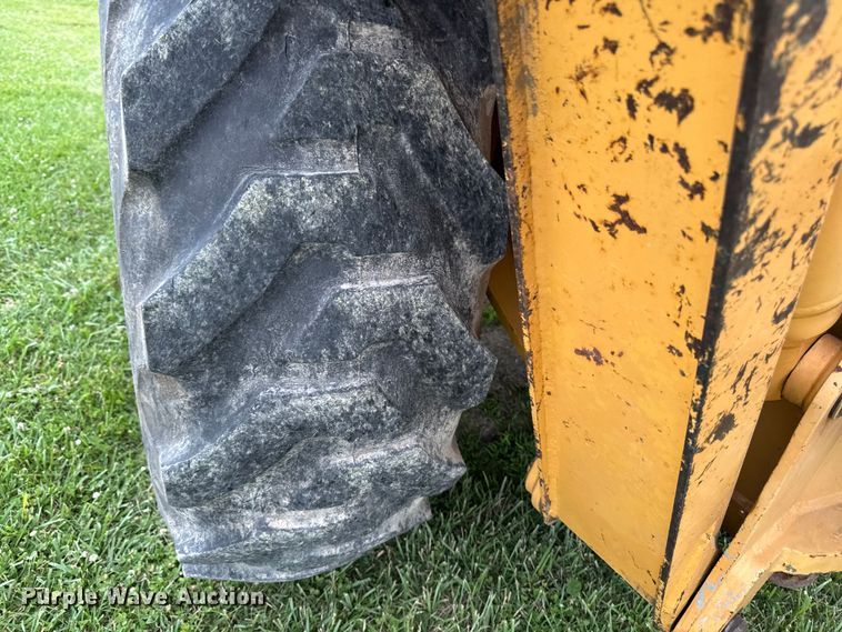 image for item FB5741 1999 New Holland 555E backhoe