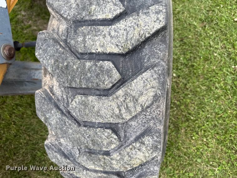 image for item FB5741 1999 New Holland 555E backhoe