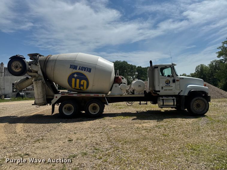 image for item FB5755 2005 International 5500i ready mix truck