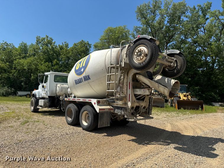 image for item FB5755 2005 International 5500i ready mix truck