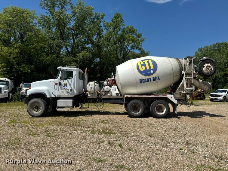 image for item FB5755 2005 International 5500i ready mix truck