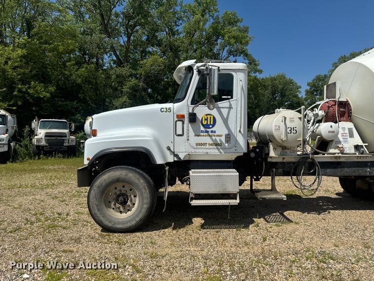 image for item FB5755 2005 International 5500i ready mix truck