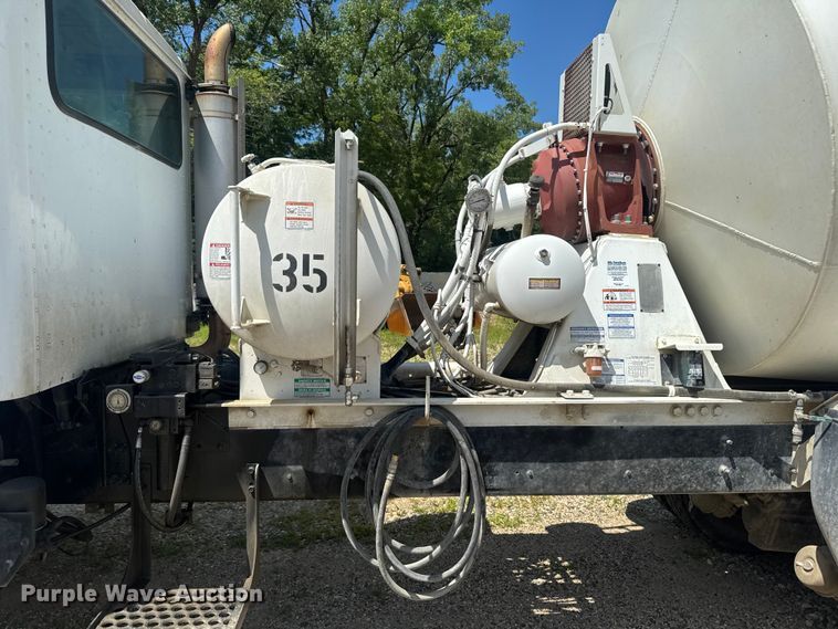 image for item FB5755 2005 International 5500i ready mix truck