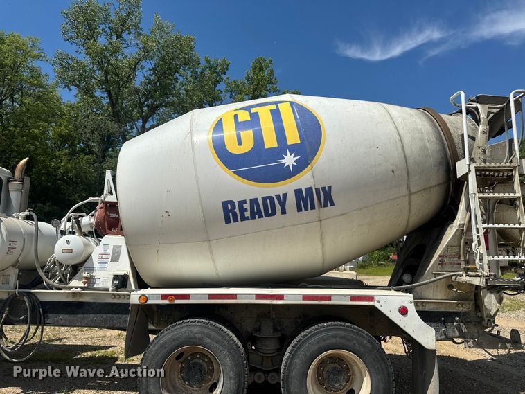 image for item FB5755 2005 International 5500i ready mix truck