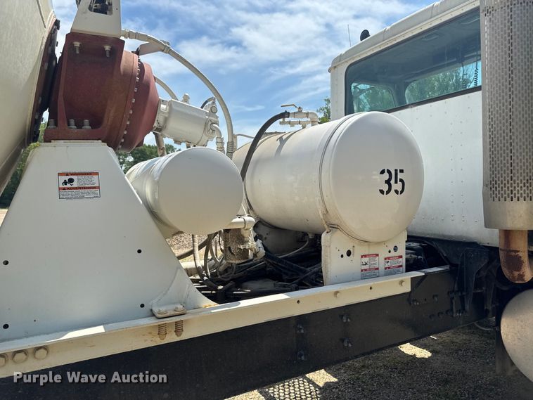 image for item FB5755 2005 International 5500i ready mix truck