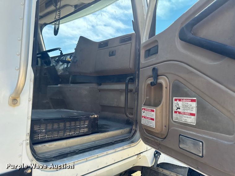 image for item FB5755 2005 International 5500i ready mix truck