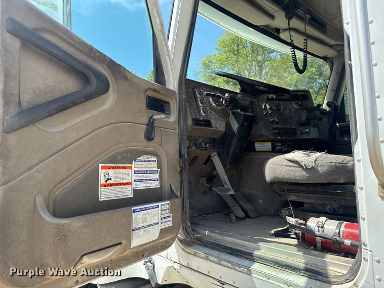 image for item FB5755 2005 International 5500i ready mix truck
