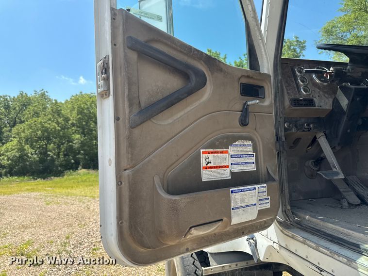 image for item FB5755 2005 International 5500i ready mix truck