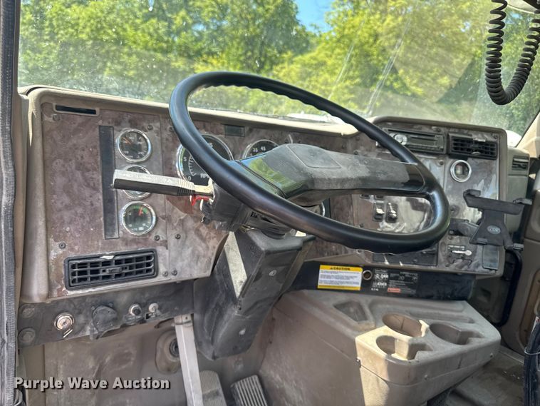 image for item FB5755 2005 International 5500i ready mix truck