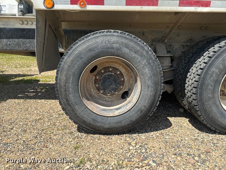 image for item FB5755 2005 International 5500i ready mix truck