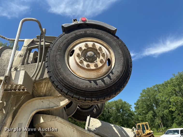 image for item FB5755 2005 International 5500i ready mix truck