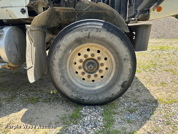 image for item FB5755 2005 International 5500i ready mix truck