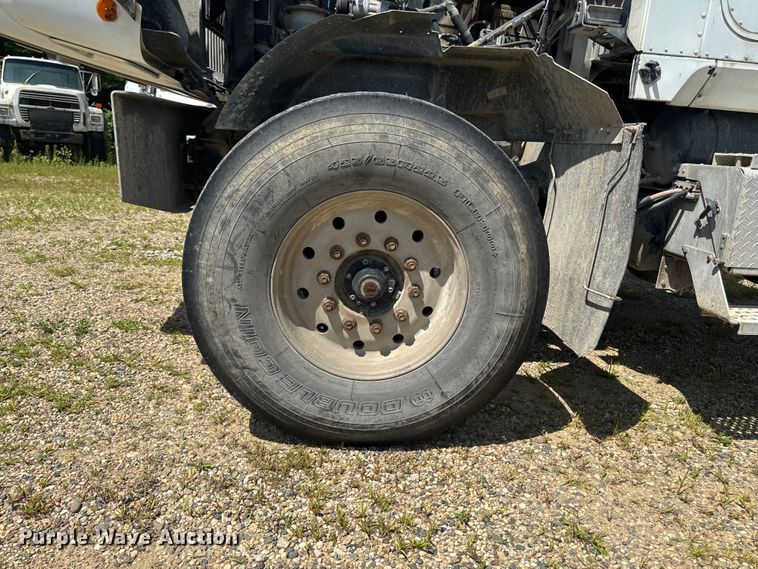 image for item FB5755 2005 International 5500i ready mix truck