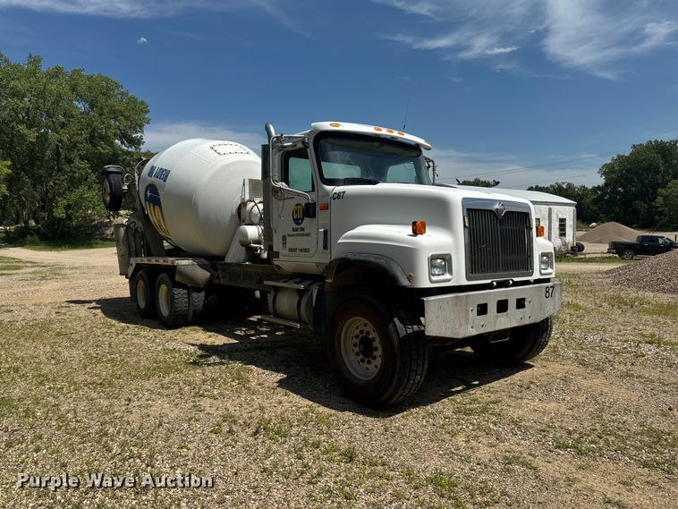 image for item FB5756 2004 International 5500i ready mix truck