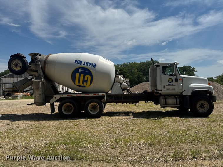 image for item FB5756 2004 International 5500i ready mix truck