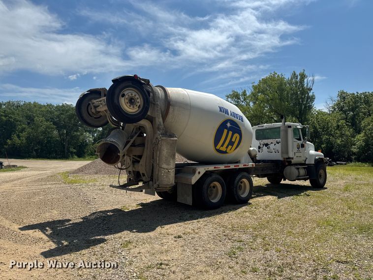 image for item FB5756 2004 International 5500i ready mix truck