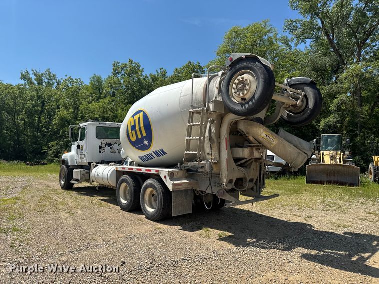 image for item FB5756 2004 International 5500i ready mix truck