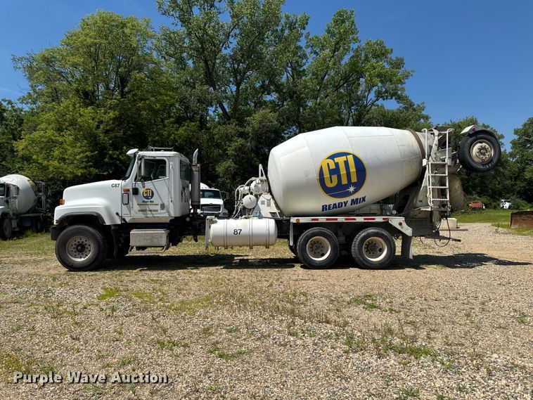 image for item FB5756 2004 International 5500i ready mix truck
