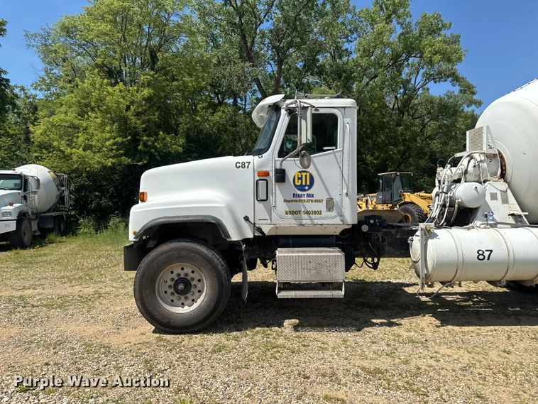 image for item FB5756 2004 International 5500i ready mix truck
