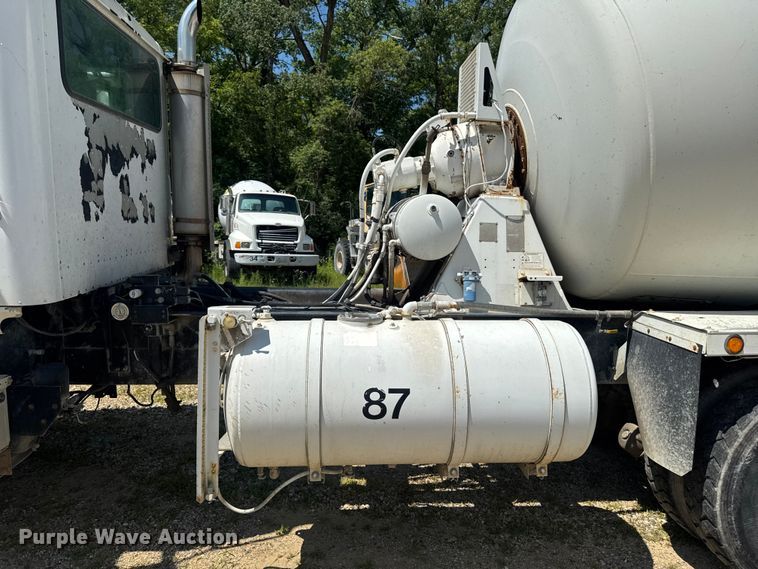image for item FB5756 2004 International 5500i ready mix truck