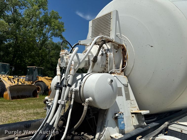 image for item FB5756 2004 International 5500i ready mix truck