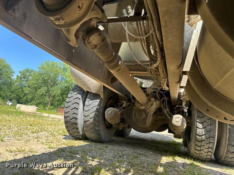 image for item FB5756 2004 International 5500i ready mix truck