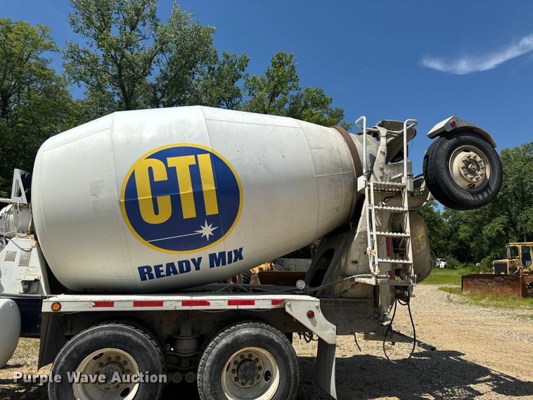 image for item FB5756 2004 International 5500i ready mix truck