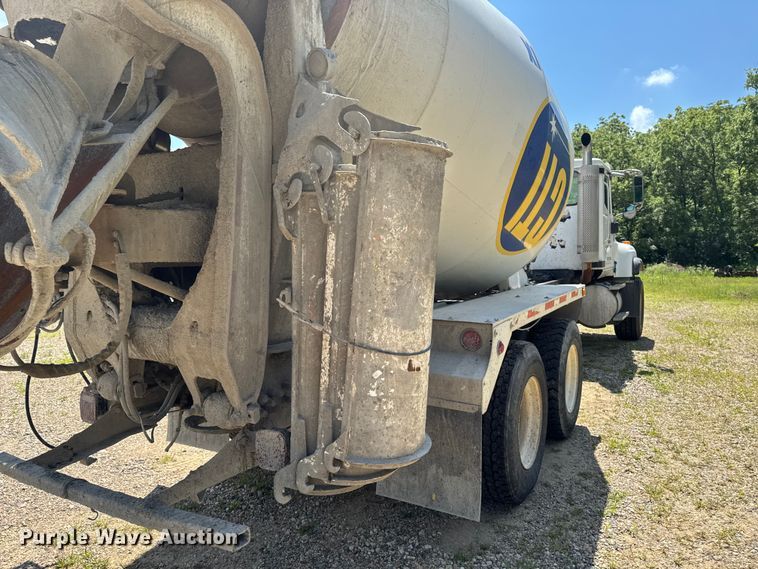 image for item FB5756 2004 International 5500i ready mix truck
