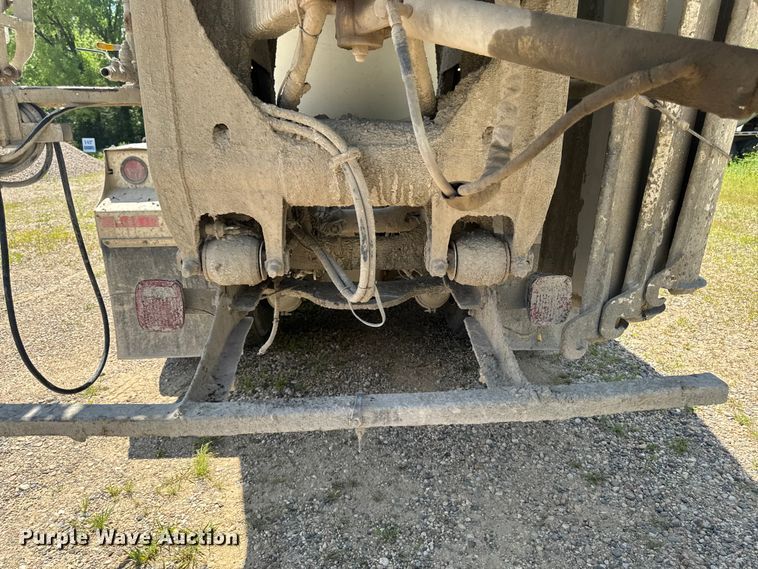 image for item FB5756 2004 International 5500i ready mix truck