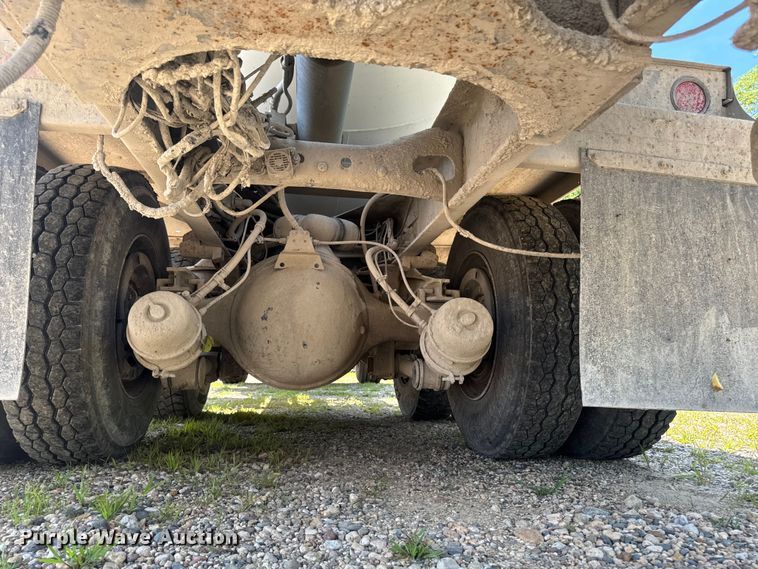 image for item FB5756 2004 International 5500i ready mix truck