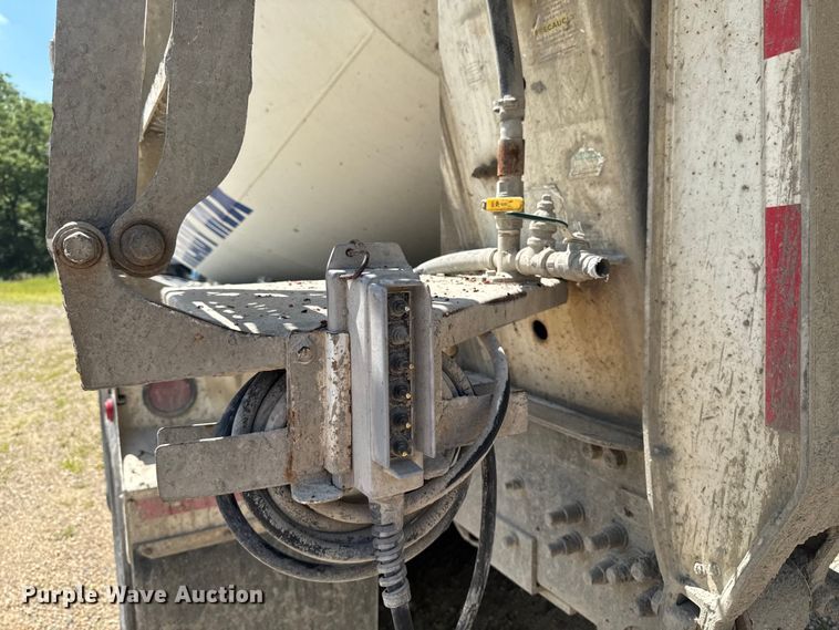 image for item FB5756 2004 International 5500i ready mix truck