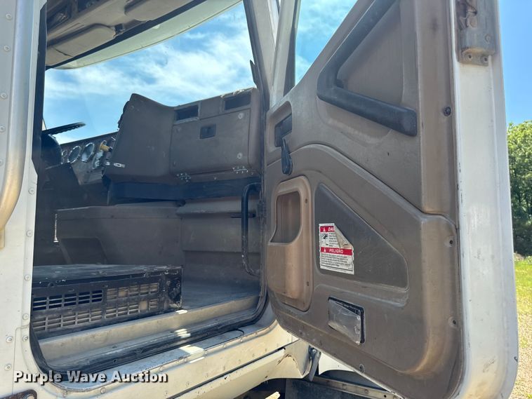 image for item FB5756 2004 International 5500i ready mix truck