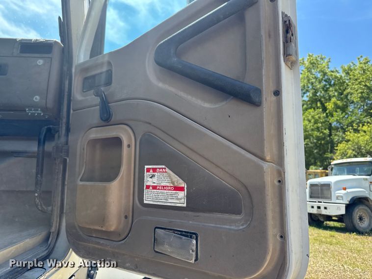 image for item FB5756 2004 International 5500i ready mix truck