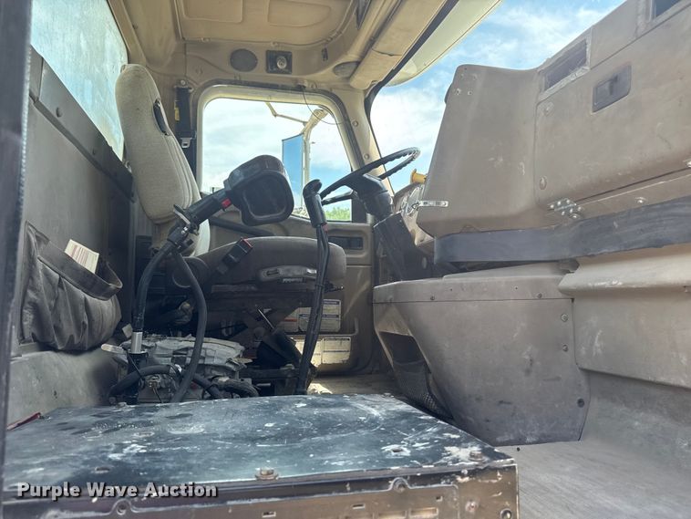 image for item FB5756 2004 International 5500i ready mix truck