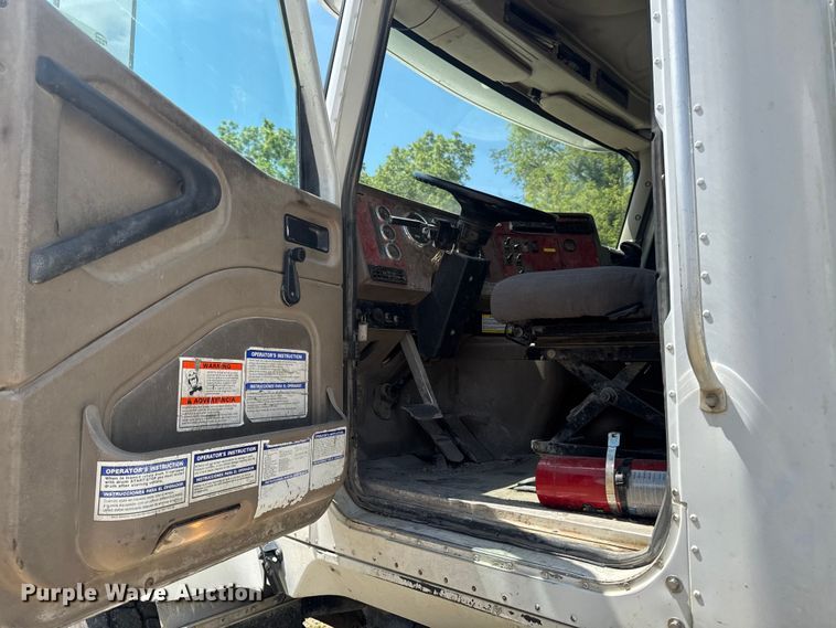 image for item FB5756 2004 International 5500i ready mix truck