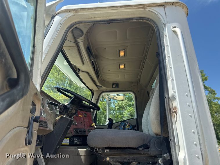 image for item FB5756 2004 International 5500i ready mix truck