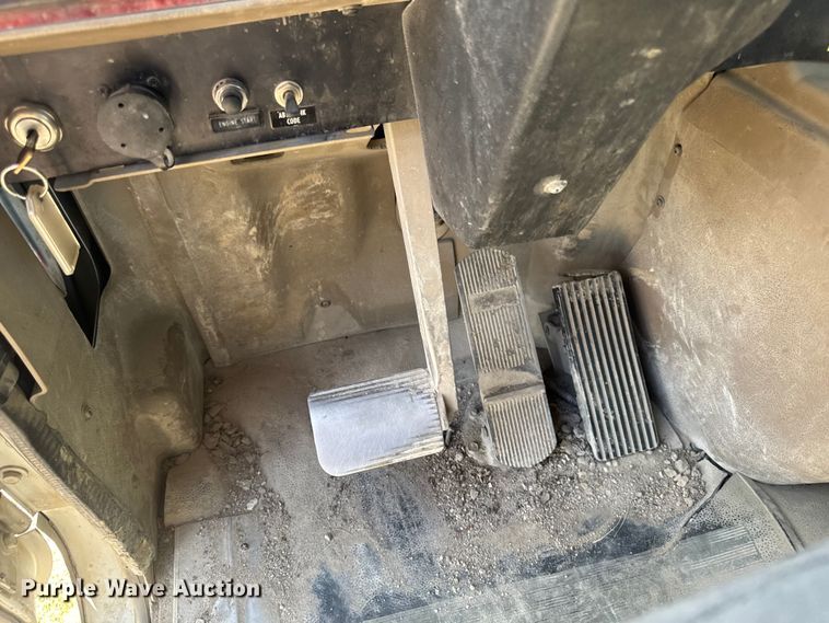 image for item FB5756 2004 International 5500i ready mix truck