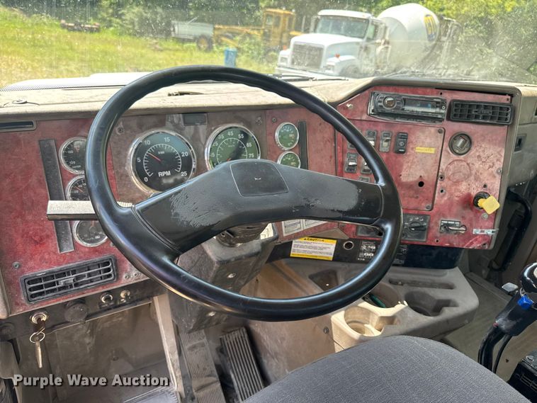 image for item FB5756 2004 International 5500i ready mix truck