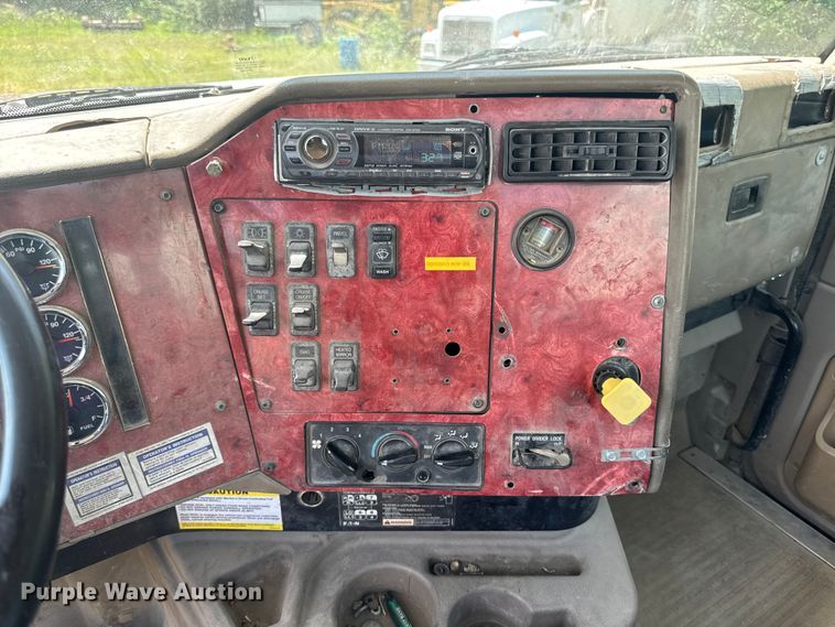 image for item FB5756 2004 International 5500i ready mix truck