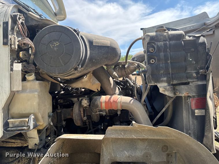 image for item FB5756 2004 International 5500i ready mix truck