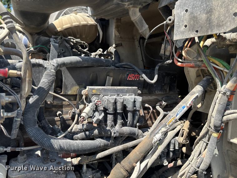 image for item FB5756 2004 International 5500i ready mix truck