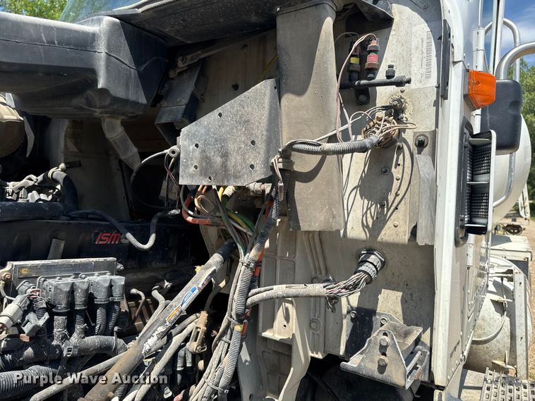 image for item FB5756 2004 International 5500i ready mix truck