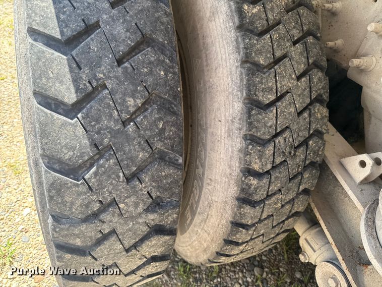image for item FB5756 2004 International 5500i ready mix truck