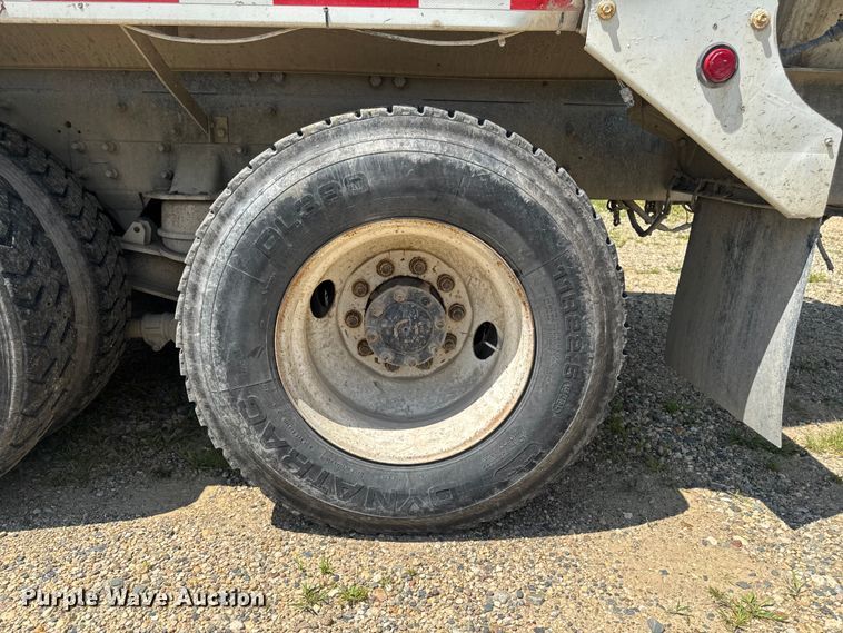 image for item FB5756 2004 International 5500i ready mix truck