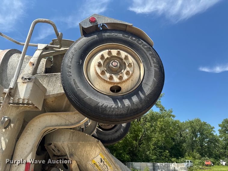image for item FB5756 2004 International 5500i ready mix truck