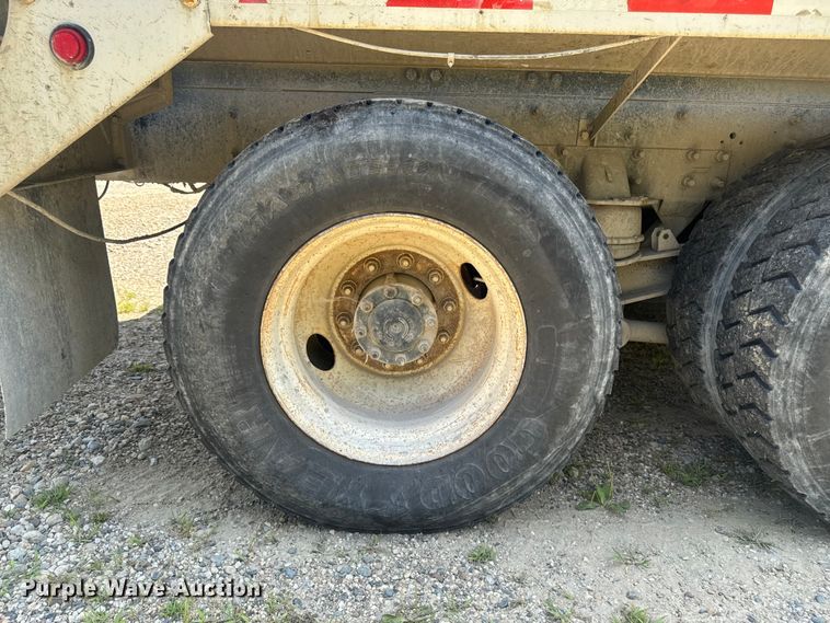 image for item FB5756 2004 International 5500i ready mix truck
