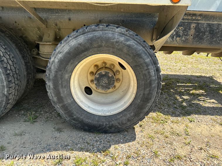image for item FB5756 2004 International 5500i ready mix truck
