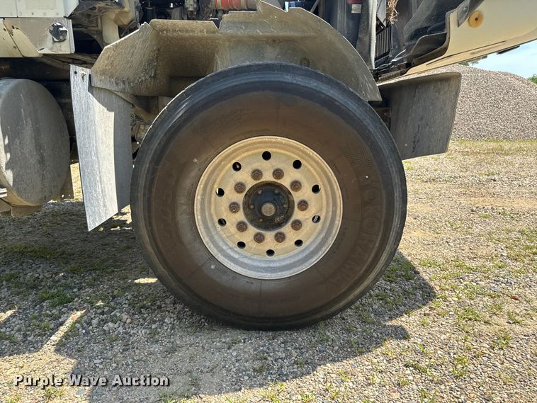 image for item FB5756 2004 International 5500i ready mix truck