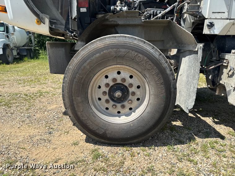 image for item FB5756 2004 International 5500i ready mix truck